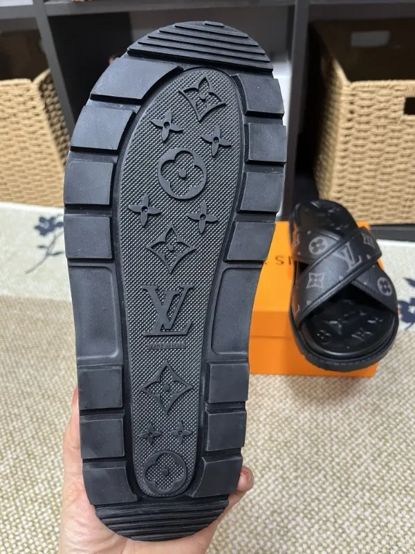 P270🏆Louis Vuitton 🏆[Louis Vuitton] Spring/Summer 2025 [Men's Flip Flops] 🎯🎯As an active family in the fashion industry ⭐ Lv is characterized by bold innovation ⚡Create this casual business style for Chinese fashionable men ✨The fabric is made of imported high-grade cowhide 🔥 Clean and neat ⚡Fashionable and elegant🌹Breathable, sweat-absorbent and deodorant👈So luxurious, high-end and domineering. 👍Must be sold if you repost the picture. Number of yards: 38--46. Color: 🎉 For large quantities. Welcome to repost.